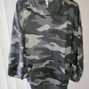 BNWTA PINK 💗 V.S. CAMO POCKETED HOODIE